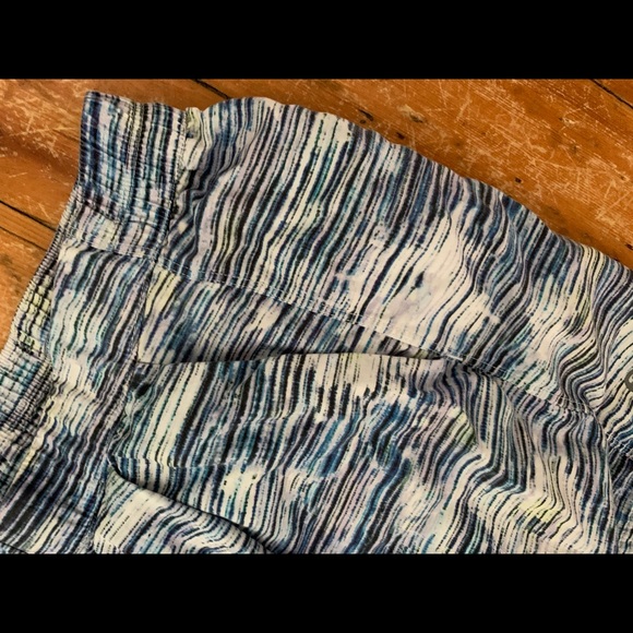 LULULEMON ๐ SHORTS size 8. LIKE NEW! - Picture 5 of 6